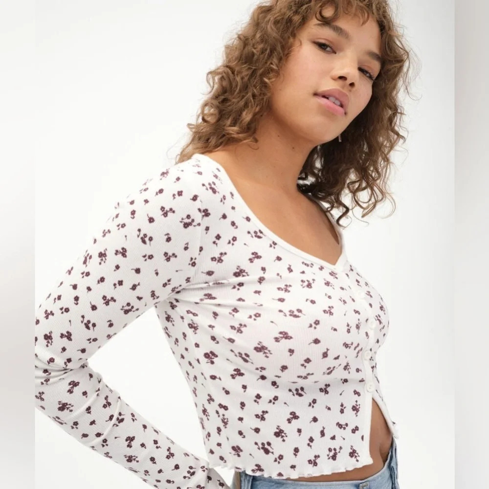Aeropostale Long Sleeve Floral Button-Front Crop Top in White/Red Size XS
